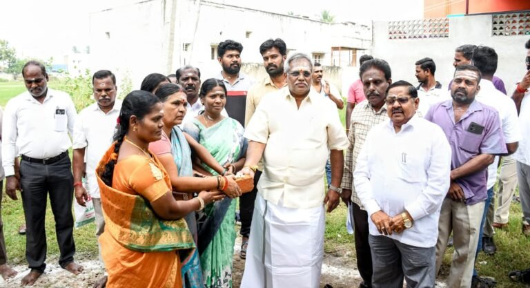 மணவெளி சட்டமன்ற தொகுதி இடையார்பாளையம் பகுதியில் தார் சாலை அமைக்கும் பணிகளுக்கான பூமி பூஜை.