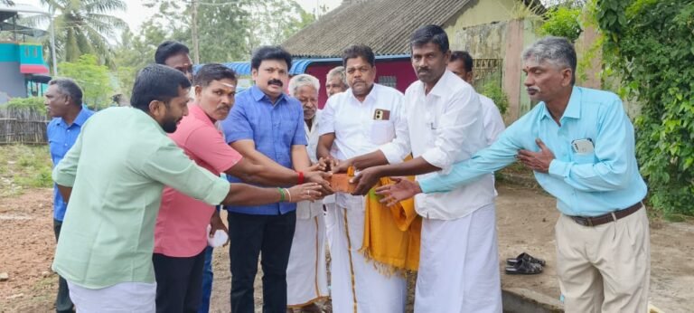 மீனவ கிரமத்திற்கு சிமெண்ட் சாலை அமைக்கும் பணி.