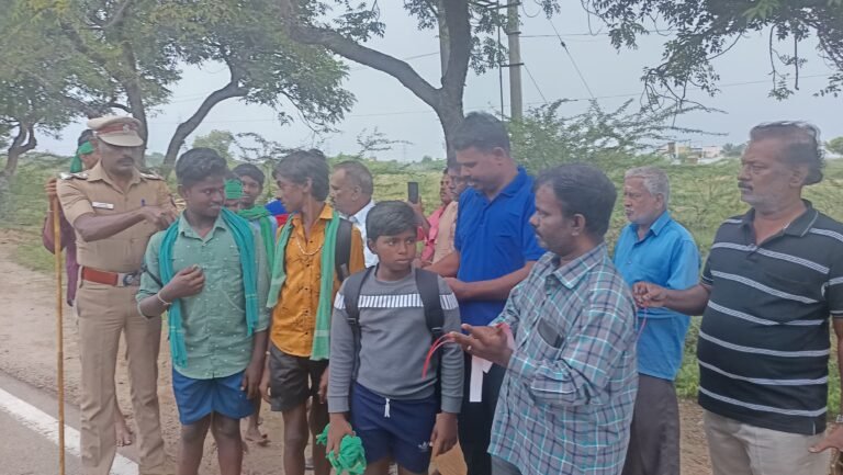 பாதயாத்திரை செல்லும் பக்தர்களுக்கு ஒளிரும் ஸ்டிக்கர்