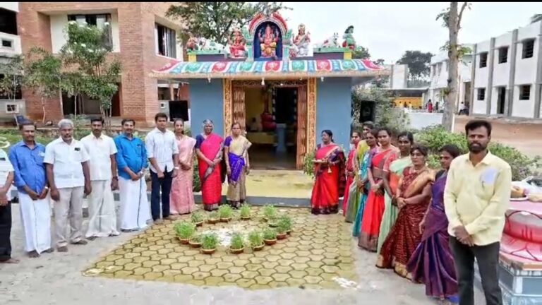 பழனி நெய்க்காரப்பட்டி ரேணுகாதேவி பள்ளியில் 5000 மாணவர்கள் பொங்கல் பானை வடிவத்தில் அமர்ந்து பொங்கல் திருவிழா கொண்டாடினர்