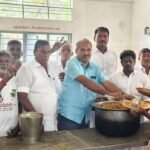 காரத்தொழுவில் எம்.ஜி.ஆர் பிறந்தநாளை முன்னிட்டு பொதுமக்கள் குழந்தைகளுக்கு அன்னதானம் வழங்கப்பட்டது.