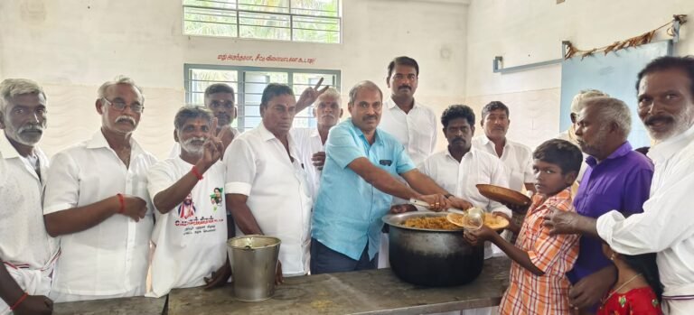 காரத்தொழுவில் எம்.ஜி.ஆர் பிறந்தநாளை முன்னிட்டு பொதுமக்கள் குழந்தைகளுக்கு அன்னதானம் வழங்கப்பட்டது.