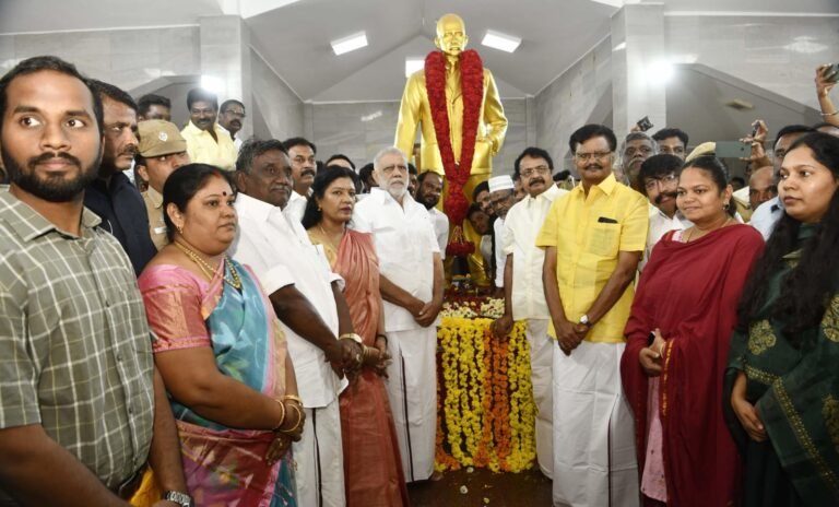 கர்னல் ஜான் பென்னிகுவிக் அவர்களின் 184 வது பிறந்த நாள் விழா : தமிழக அரசின் சார்பில் ஊரக வளர்ச்சித்துறை அமைச்சர் ஐ.பெரியசாமி மாலை அணிவித்து மரியாதை