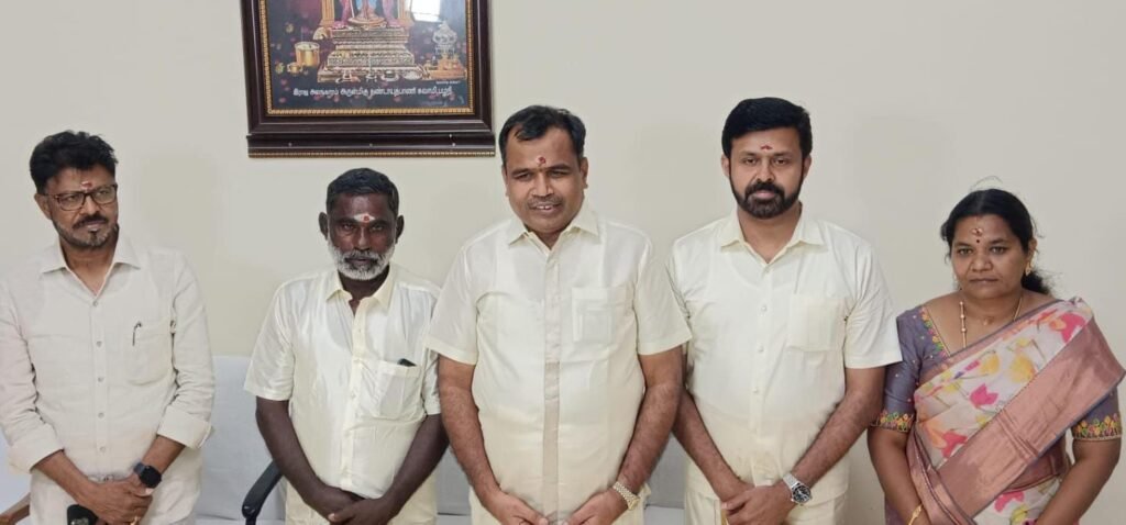 பழனி திருக்கோவில் அறங்காவலர் குழு இன்று பொறுப்பேற்றனர்.