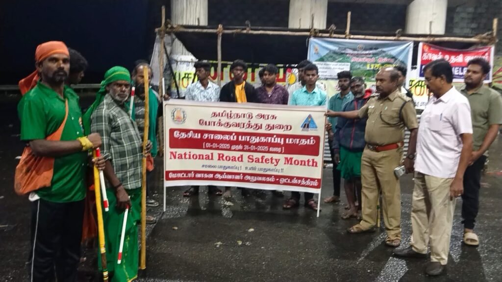 பழனி அருள்மிகு தண்டாயுதபாணி சுவாமி திருக்கோயில் பாதயாத்திரை வரும் பக்தர்களுக்கு ஒளிரும் குச்சிகள் வழங்கப்பட்டது.