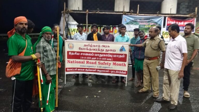 பழனி அருள்மிகு தண்டாயுதபாணி சுவாமி திருக்கோயில் பாதயாத்திரை வரும் பக்தர்களுக்கு ஒளிரும் குச்சிகள் வழங்கப்பட்டது.