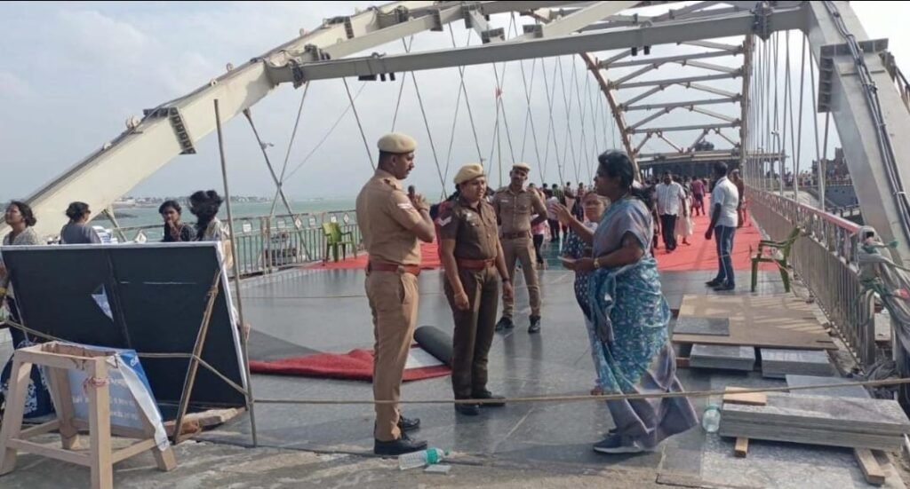 திருவள்ளுவர் சிலை இணைப்பு கண்ணாடி இழை தரைத்தளபாலத்தினை நேரில் ஆய்வு