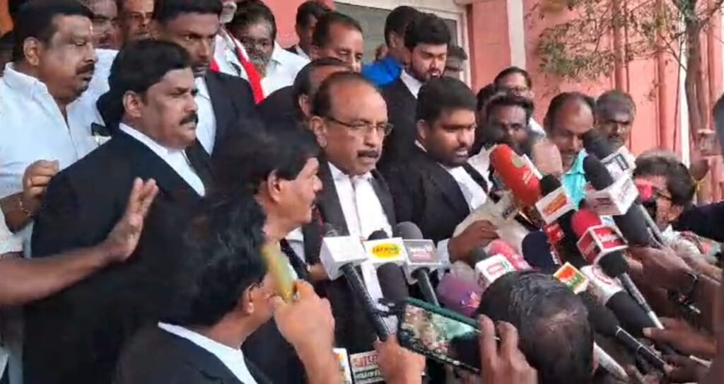 திண்டுக்கல் மாவட்ட ஒருங்கிணைந்த நீதிமன்றத்தில் மதிமுக பொதுச்செயலாளர் வைகோ ஆஜரானார்.