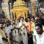 திருப்பரங்குன்றம் முருகன் கோவிலில் உசிலம்பட்டி எம்.எல்.ஏ.ஐய்யப்பன் தலைமையில் ஓபிஎஸ் அணியினர் தங்க ரதம் இழுத்து வேண்டினர்.