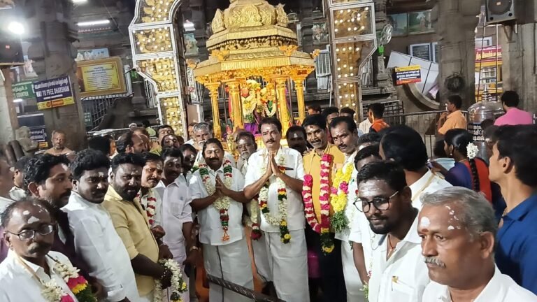 திருப்பரங்குன்றம் முருகன் கோவிலில் உசிலம்பட்டி எம்.எல்.ஏ.ஐய்யப்பன் தலைமையில் ஓபிஎஸ் அணியினர் தங்க ரதம் இழுத்து வேண்டினர்.