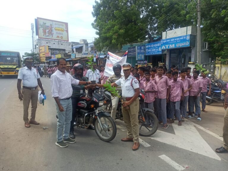 மதுரையில் 36 வது தேசிய சாலை பாதுகாப்பு மாதத்தை முன்னிட்டு போக்குவரத்து காவல்துறை சார்பில் விழிப்புணர்வு நிகழ்ச்சி