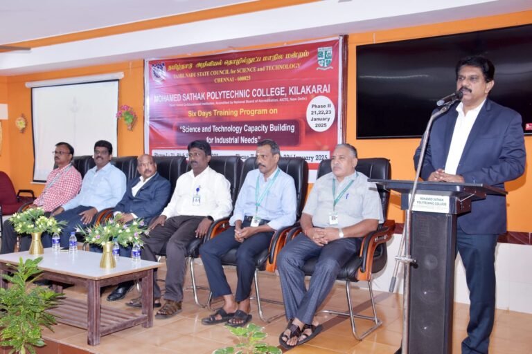 கீழக்கரை சதக் பாலிடெக்னிக் கல்லூரியில் தொழில் திறன் பயிற்சி தொடக்கவிழா நடைபெற்றது.