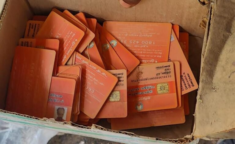 கலைஞர் காப்பீட்டு திட்ட அட்டைகள் குப்பையில்! பொதுமக்கள் அதிர்ச்சி!