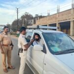 வாகன சோதனை மேற்கொண்ட கீழக்கரை போலீஸார்.