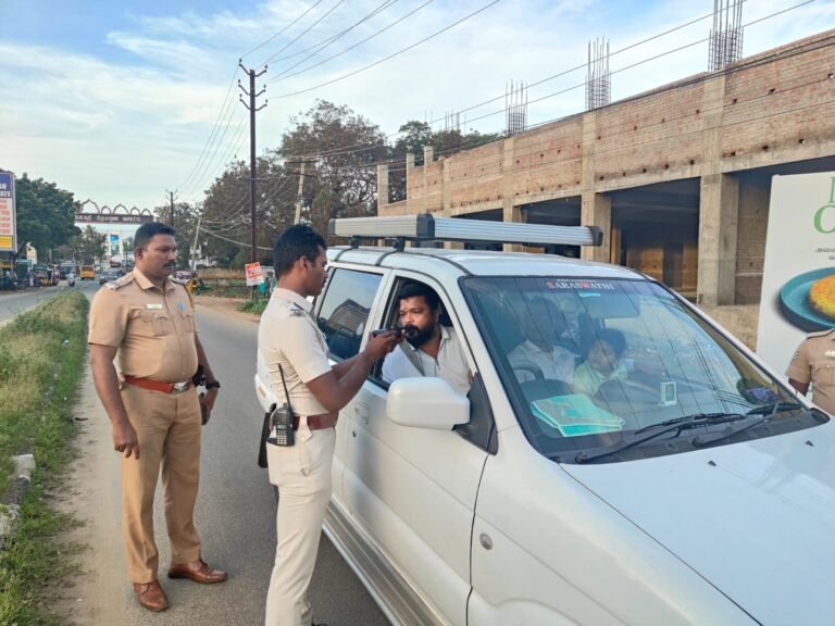 வாகன சோதனை மேற்கொண்ட கீழக்கரை போலீஸார்.