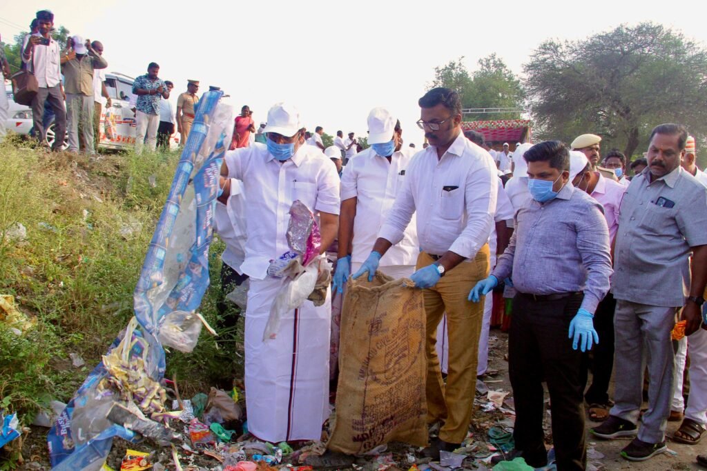 ஒரு முறை பயன்படுத்தக்கூடிய நெகிழி குப்பைகளை அகற்றும் பணியில் தானே முன்நின்று குப்பைகளை சேகரித்த அமைச்சர் தங்கம் தென்னரசு