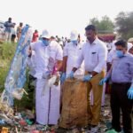 ஒரு முறை பயன்படுத்தக்கூடிய நெகிழி குப்பைகளை அகற்றும் பணியில் தானே முன்நின்று குப்பைகளை சேகரித்த அமைச்சர் தங்கம் தென்னரசு