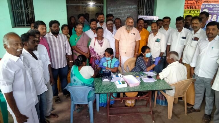 வாடிப்பட்டியில்இலவச கண் பரிசோதனை முகாம் நடைபெற்றது.