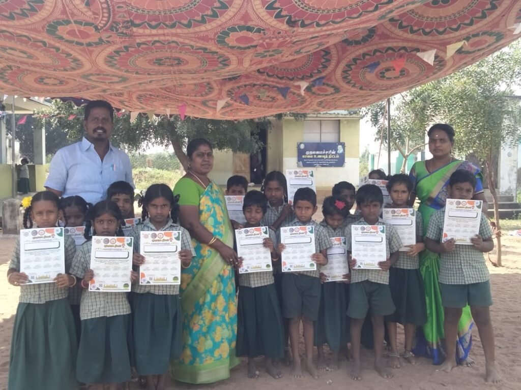 கந்தர்வக்கோட்டை வட்டாரக் கல்வி அலுவலர் வெங்கடேஸ்வரி மாணவர்களை பாராட்டினார்.