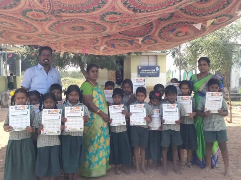 கந்தர்வக்கோட்டை வட்டாரக் கல்வி அலுவலர் வெங்கடேஸ்வரி மாணவர்களை பாராட்டினார்.