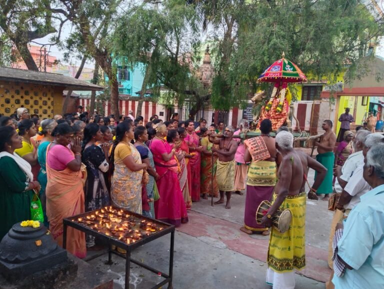 சோழவந்தான் பிரளயநாதர் விசாக நட்சத்திர ஆலயத்தில் சோமவார பிரதோஷம் அபிஷேக அர்ச்சணைகள் நடைபெற்றது.