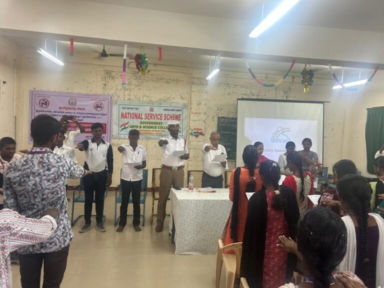 நவலூர் குட்டப்பட்டு அரசு கலை மற்றும் அறிவியல் கல்லூரியில் சாலை பாதுகாப்பு விழிப்புணர்வு நிகழ்ச்சி நடைபெற்றது.