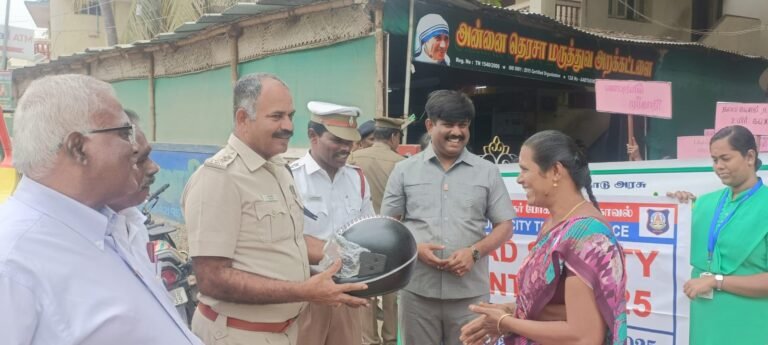 சாலை பாதுகாப்பு விழிப்புணர்வு பேரணி நடைபெற்றது.