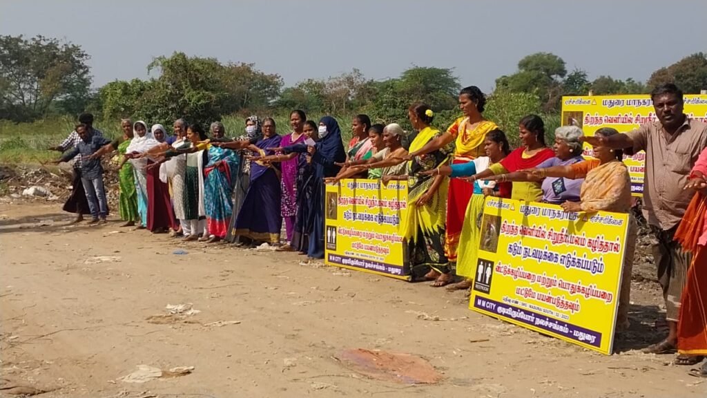 நமக்கு நாமே திட்டத்தின் மூலம் குடியிருப்போர் நல சங்கம் சார்பில் ரூபாய் 1.50 லட்சம் செலவில் 700 மீட்டர் தூரம் சாலையோர குப்பைகளை அகற்றி உறுதி மொழி எடுத்த மதுரை அவனியாபுரம் காவேரி நகர் பொதுமக்கள்.