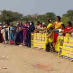 நமக்கு நாமே திட்டத்தின் மூலம் குடியிருப்போர் நல சங்கம் சார்பில் ரூபாய் 1.50 லட்சம் செலவில் 700 மீட்டர் தூரம் சாலையோர குப்பைகளை அகற்றி உறுதி மொழி எடுத்த மதுரை அவனியாபுரம் காவேரி நகர் பொதுமக்கள்.