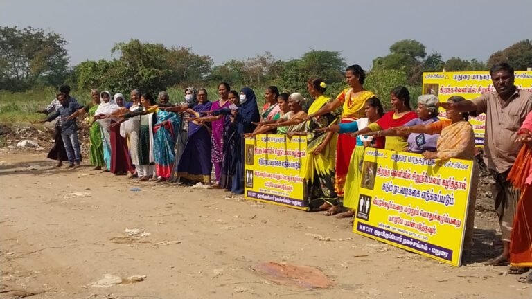 நமக்கு நாமே திட்டத்தின் மூலம் குடியிருப்போர் நல சங்கம் சார்பில் ரூபாய் 1.50 லட்சம் செலவில் 700 மீட்டர் தூரம் சாலையோர குப்பைகளை அகற்றி உறுதி மொழி எடுத்த மதுரை அவனியாபுரம் காவேரி நகர் பொதுமக்கள்.