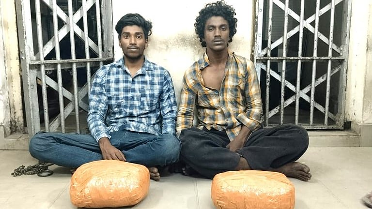 போலீசாரை கல்லால் தாக்கிவிட்டு கஞ்சாவுடன் தப்ப முயன்ற இரு இளைஞர்கள் கைது – விசாரணையில் பகீர் தகவல்.