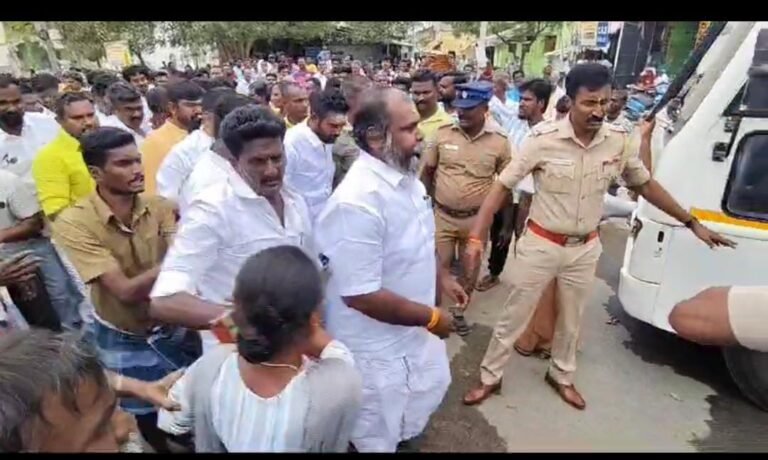 மதுரை திருமங்கலம் - ராஜபாளையம் செல்லும் சாலையில் நான்கு வழிச்சாலை பணியால் விபத்து ஏற்படுவதால் சுரங்கப்பாதை வசதி கோரி கிராம மக்கள், பள்ளி மாணவர்கள் என 500க்கும் மேற்பட்டோர் சாலை மறியல் போராட்டம்