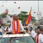 தமிழக வெற்றிக் கழகத்தின் கிழக்கு மாவட்ட செயலாளர் L. தர்மராஜுக்கு உற்சாக வரவேற்பு அளித்த தொண்டர்கள்.