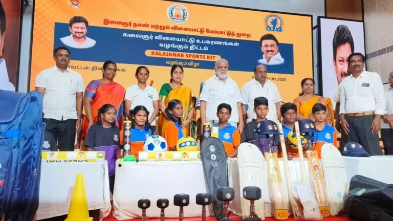 திண்டுக்கல்லில் இளைஞர் நலன் மற்றும் விளையாட்டு மேம்பாட்டுத்துறை சார்பில் கலைஞர் விளையாட்டு உபகரணங்கள் வழங்கும் நிகழ்ச்சியில் காணொளி காட்சி மூலம் துணை முதல்வர் உதயநிதி பங்கேற்று துவக்கி வைத்தார்