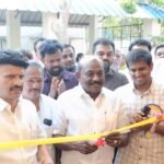 பழனி அருகே நெய்க்காரப்பட்டியில் உள்ள தனியார் பள்ளியில் ஊட்டச்சத்து மற்றும் தொழில்நுட்பம் குறித்து கண்காட்சியை வணிகர் சங்கங்களின் பேரமைப்பு தலைவர் விக்ரமராஜா துவக்கி வைத்தார்.