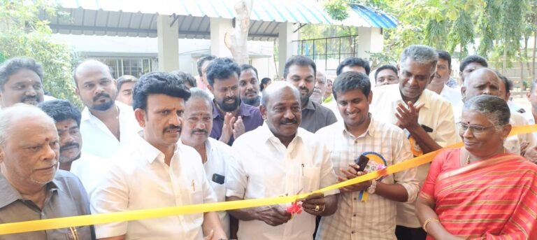 பழனி அருகே நெய்க்காரப்பட்டியில் உள்ள தனியார் பள்ளியில் ஊட்டச்சத்து மற்றும் தொழில்நுட்பம் குறித்து கண்காட்சியை வணிகர் சங்கங்களின் பேரமைப்பு தலைவர் விக்ரமராஜா துவக்கி வைத்தார்.