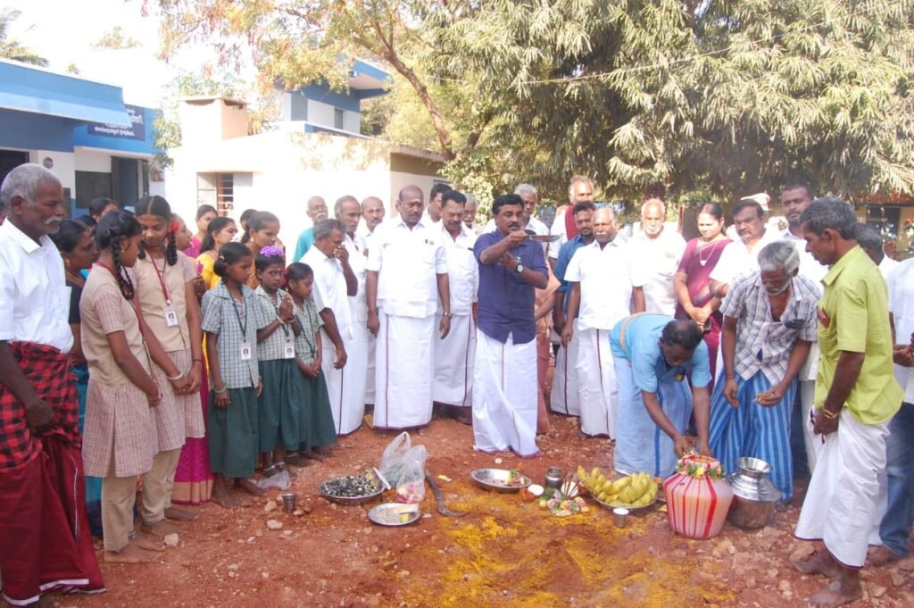 பாரப்பட்டி ஊராட்சி சரந்தாங்கியில் ரூபாய் 81 லட்சம் மதிப்பில் பள்ளி கட்டிடத்திற்கு பூமிபூஜை நிகழ்ச்சியில் சோழவந்தான் சட்டமன்ற உறுப்பினர் வெங்கடேசன் எம்.எல்.ஏ கலந்துகொண்டார்.