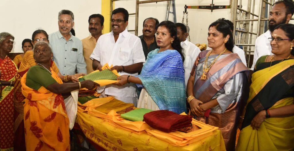 பேரறிஞர் அண்ணா நினைவு தினம்: வீரபாண்டி கௌமாரியம்மன் திருக்கோயிலில் பொதுவிருந்தினை மாவட்ட ஆட்சியர் தொடங்கி வைத்தார்