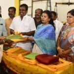 பேரறிஞர் அண்ணா நினைவு தினம்: வீரபாண்டி கௌமாரியம்மன் திருக்கோயிலில் பொதுவிருந்தினை மாவட்ட ஆட்சியர் தொடங்கி வைத்தார்