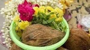 அர்ச்சனை செய்வதற்கு முன்பு தட்டை நீட்டி தொட்டுக் கும்பிட சொல்வது ஏன் ??