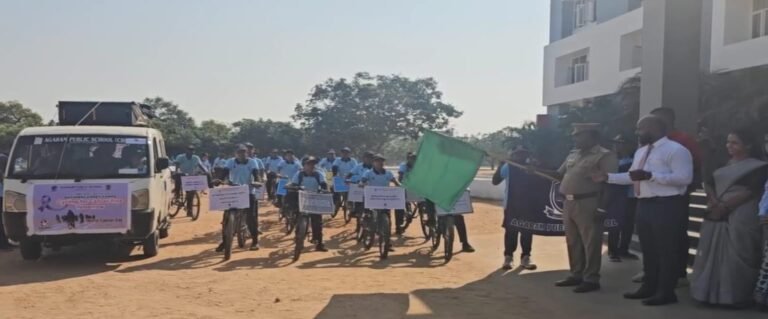 உலக புற்றுநோய் தினத்தையொட்டி பள்ளி மாணவ மாணவிகள் நாடகம் நடத்தி பொதுமக்களுக்கு விழிப்புணர்வு ஏற்படுத்தினர்.