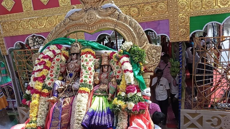 திருப்பரங்குன்றத்தில் தெப்பத் திருவிழா பக்தர்கள் வடம் பிடித்து இழுக்க தெப்ப மிதவையில் சுற்றி வந்து சுப்பிரமணிய சுவாமி தெய்வானை உடன் அருள் பாலிப்பு