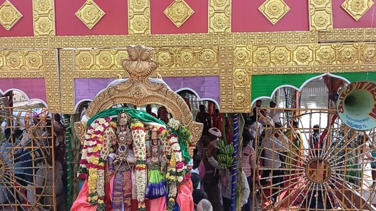 திருப்பரங்குன்றத்தில் தெப்பத் திருவிழா பக்தர்கள் வடம் பிடித்து இழுக்க தெப்ப மிதவையில் சுற்றி வந்து சுப்பிரமணிய சுவாமி தெய்வானை உடன் அருள் பாலிப்பு