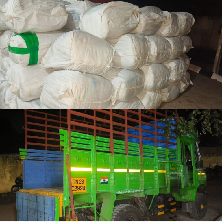 கீழக்கரை கடற்கரை பகுதியில் இருந்து இலங்கைக்கு கடத்த முயன்ற 2,400 கிலோ பீடி இலைகளை போலீசார் இன்று அதிகாலை கைப்பற்றினர்.