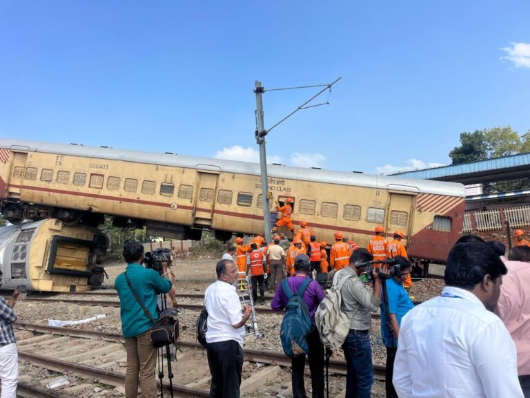 மதுரை கூடல்நகரில் ரயில் விபத்து தொடர்பாக தேசிய பேரிடர் மீட்பு படையினர் நடத்திய தத்துரூபமான ஒத்திகை பயிற்சி