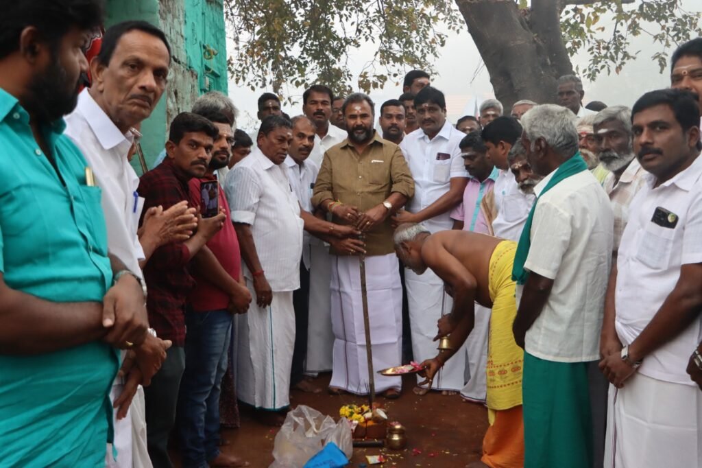 காரத்தொழுவு ஊராட்சியில் பயணிகள் நிழற்குடை அமைக்க பூமி பூஜை