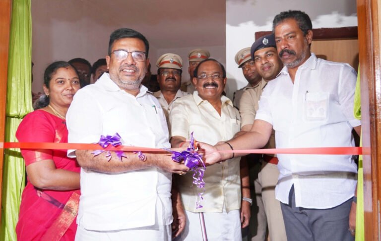 பழனி நகர் காவல் நிலைய வளாகத்தில் அமைக்கப்பட்டுள்ள சிசிடிவி கேமரா, கட்டுப்பாட்டு அறை மற்றும் கல்வெட்டை திறந்து வைத்தார் உணவு மற்றும் உணவுப்பொருள் வழங்கல் துறை அமைச்சர் அர.சக்கரபாணி.