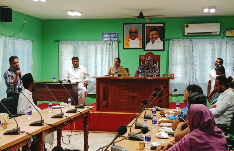 கீழக்கரை நகர்மன்றக் கூட்டம் நடைபெற்றது.