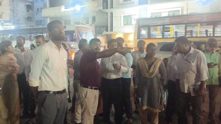 தை பூசத்தை முன்னிட்டு பழனி பேருந்து நிலையத்தில் மாவட்ட ஆட்சியர் திடீர் ஆய்வு.!