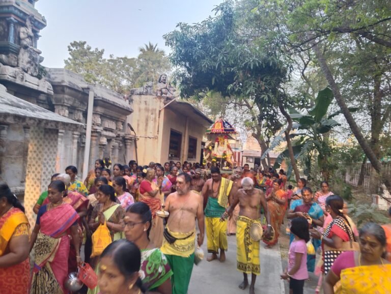 மதுரை கோயில்களில் சோமவார பிரதோஷம் நடைபெற்றது.